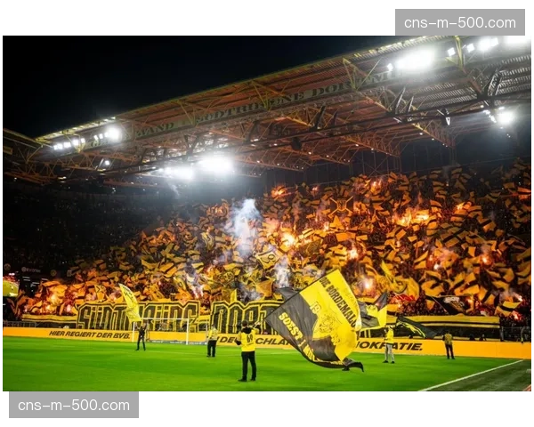 欧冠现场：多特蒙德主场威斯特法伦南看台巨型TIFO震撼亮相